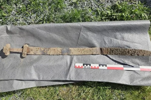 Hallazgo sin precedentes: un nene de 6 años encontró una espada vikinga de hace 1300 años