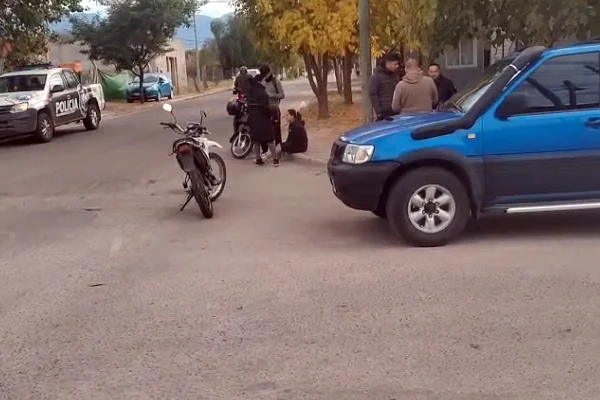Choque entre una camioneta y una moto dejó a una mujer herida