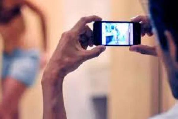 Investigan a un hombre por amenazar de muerte a su expareja y extorsionarla con difundir fotos íntimas