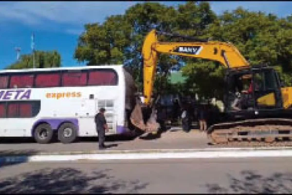 Chepes: un colectivo se hundió en el pavimento
