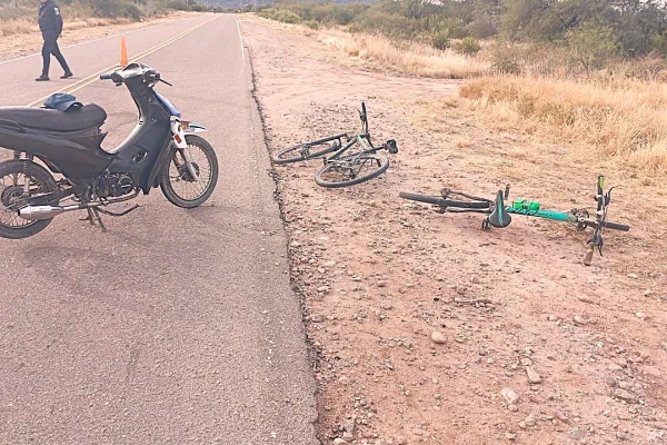 Un motociclista chocó a tres bicicletas y dejó varios heridos