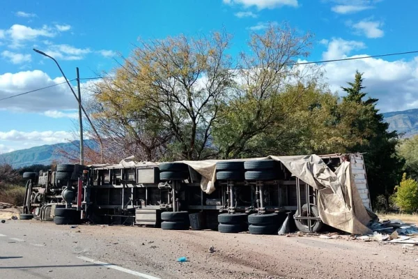 Un camión volcó en San Blas de Los Sauces y su conductor resultó con lesiones leves