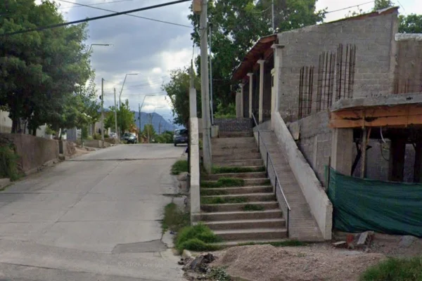 Un vehiculo sin frenos casi atropella a niños que jugaban en avenida Oyola