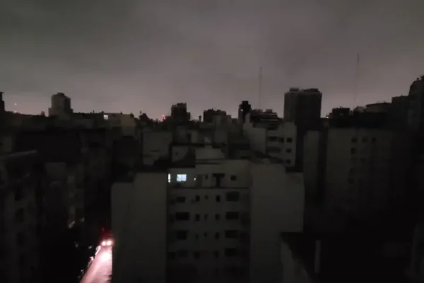 Apagón en CABA: casi 100 mil usuarios sin luz tras el incendio en una subestación de Edesur
