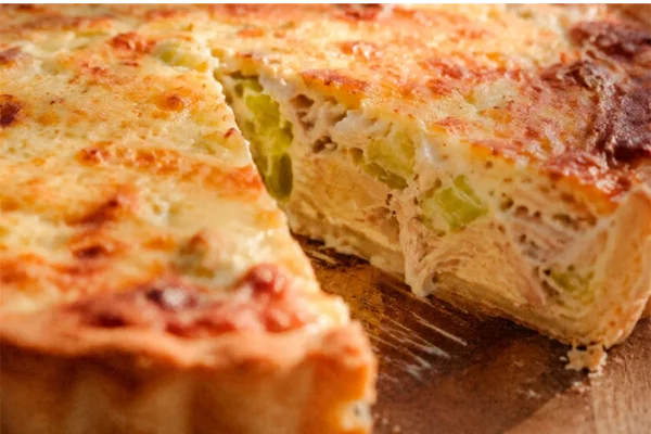 La receta fácil del día: tarta cremosa de pollo y puerro lista en 35 minutos
