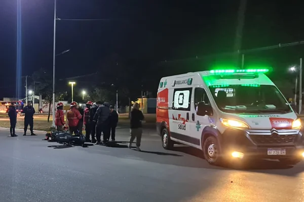 Choque entre un auto y motocicleta dejó un herido con lesiones leves