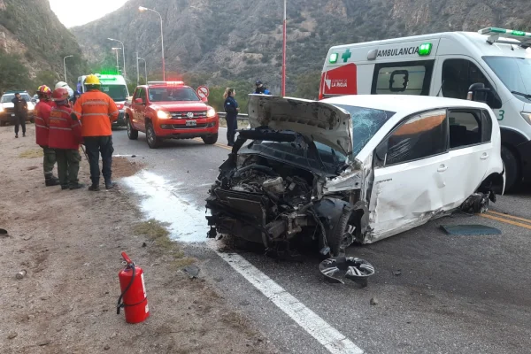 Violento choque en Ruta 75: un auto quedó destruido y hubo tres heridos de gravedad