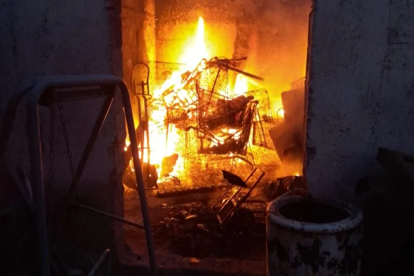 Incendio dejó daños materiales en un depósito de la zona sur