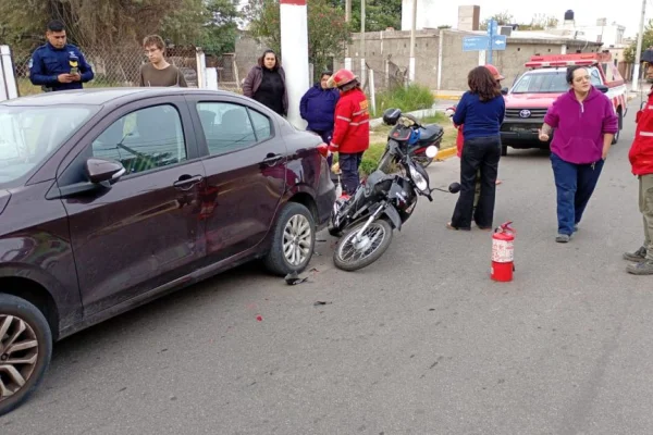 Un menor sufrió heridas al chocar su moto contra un auto