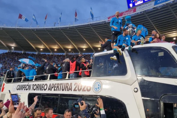 El festejo de los jugadores de Belgrano arriba del colectivo junto a los hinchas