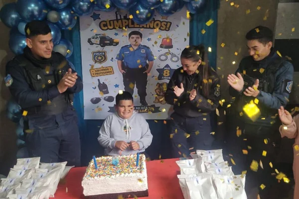 Niño celebró su cumpleaños con temática policial y recibió una sorpresa