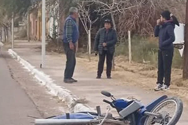 Un motociclista conducia ebrio, cayó de su rodado y terminó con fracturas