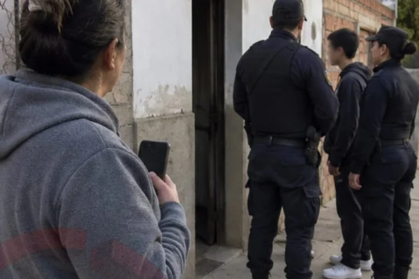 Llamó al 101 por un intruso en su vivienda y terminó con un menor demorado