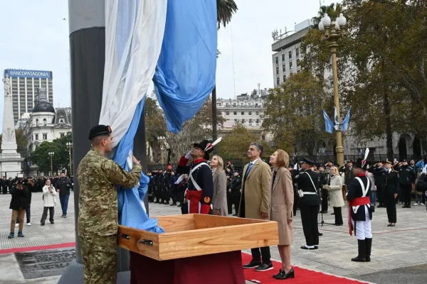 Jorge Macri encabezó el izamiento de la bandera en la Plaza de Mayo