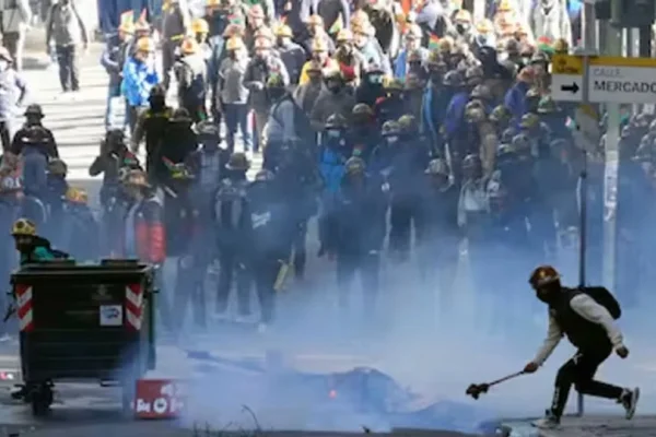 Vuelve la violencia a La Paz con choques entre manifestantes y policías