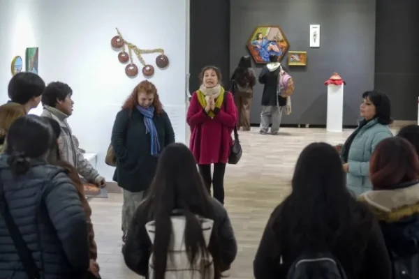 Realizaron charla con artistas en una muestra del Paseo