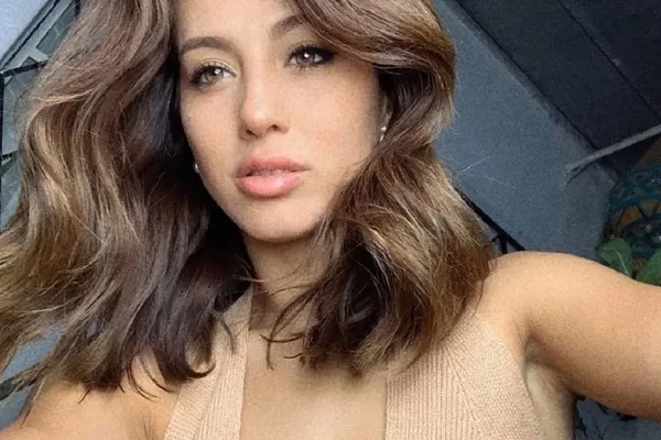 Flor Vigna sorprendió con un look audaz en plena calle porteña