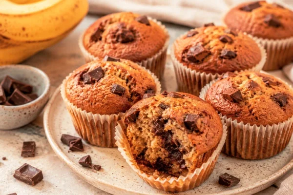 Receta fácil y sin gluten: cómo hacer muffins de banana y chocolate súper húmedos
