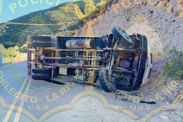 Un camión se quedó sin frenos en la cuesta de Guanchin y terminó volcando