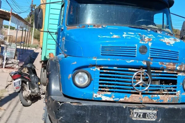 Un camión chocó a una motocicleta y le dejó importantes daños