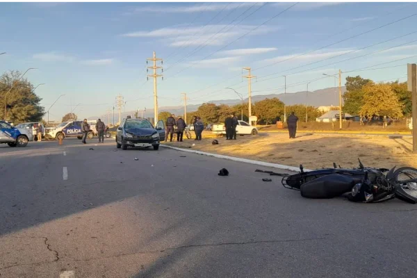 Una motociclista resultó herida tras un choque en la rotonda del Monumento a Malvinas