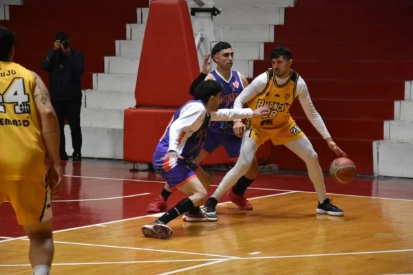 Básquetbol: Contundente triunfo para subirse a la cima