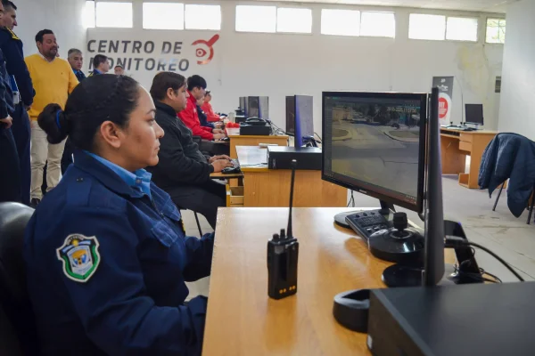 Autoridades policiales visitaron las instalaciones del 911