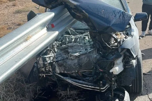 Perdió el control de su auto y chocó contra el guardrrail