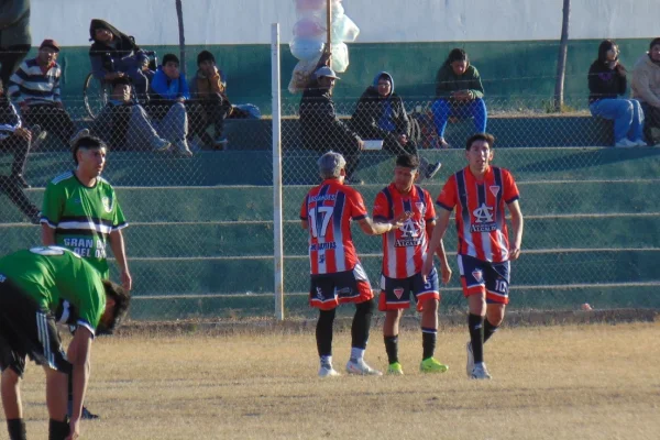 Fútbol de Chilecito: Los Andes aplastó a Los Chuyos con el regreso goleador del Coreano Páez