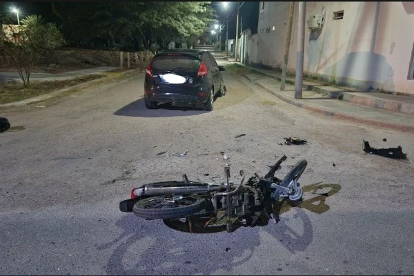 Dos motociclistas heridos en San Blas de Los Sauces tras chocar con un auto