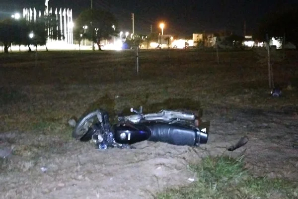 Motociclista cayó de su rodado y sufrió una presunta fractura de clavícula