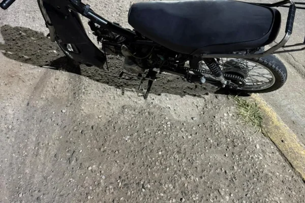 Dos menores iban en una moto, chocaron con un automóvil y una de ellas sufrió heridas