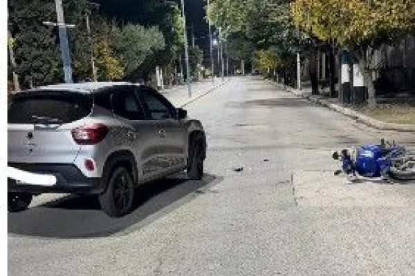 Una mujer con herida leves tras chocar con un automóvil este fin de semana en el barrio Alta Rioja