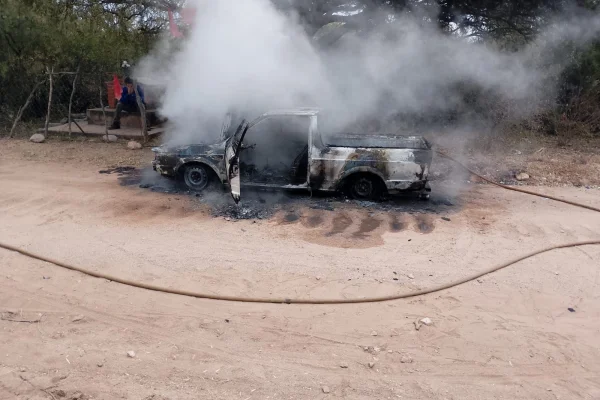 Incendio consumió un vehículo en la zona rural de Chamical