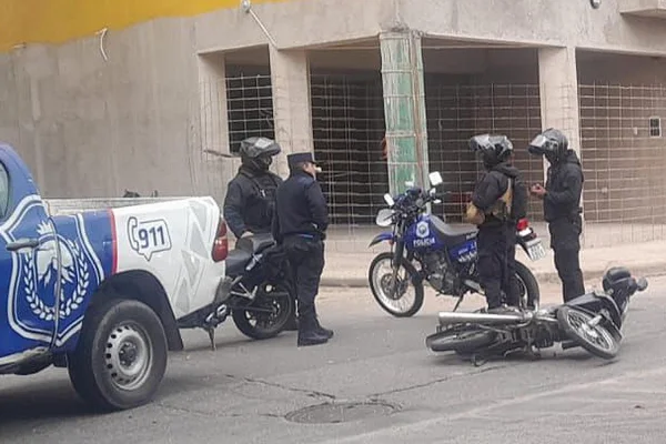 Motociclista chocó con un auto y salió ileso