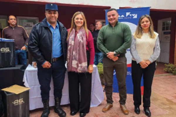 Entregan equipamientos para instituciones y emprendedores