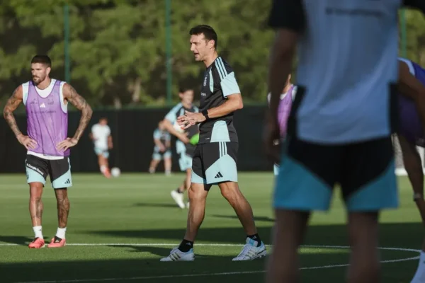 Sin Messi y con una sorpresa: el primer equipo que probó Scaloni en Kansas