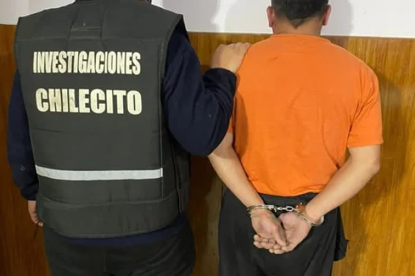 La Policía fue a detener a un jóven por un robo, el padre se hizo el 