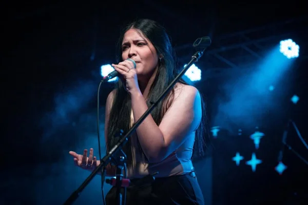 Joven cantante riojana lanzó una campaña para cumplir su sueño de viajar a Buenos Aires