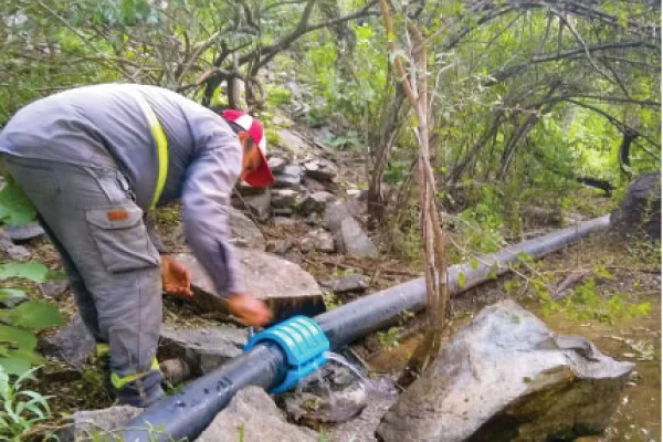 Realizan trabajos sobre sistema que abastece agua a distritos rurales