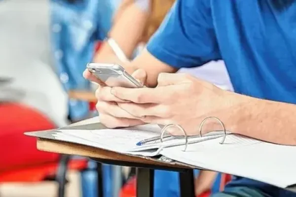 Una nueva provincia restringió el uso del celular en las escuelas