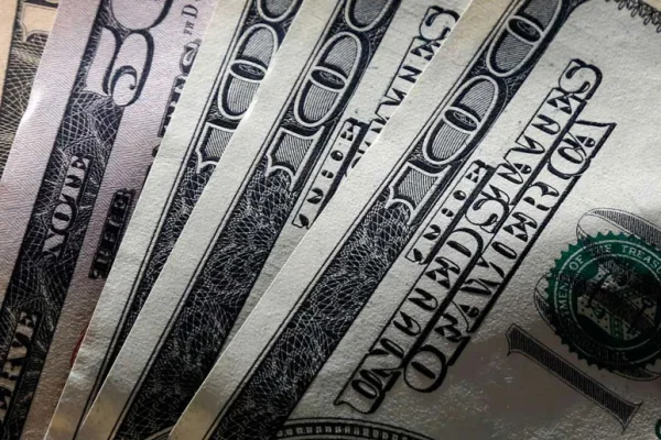 El dólar oficial registró su segunda mayor suba semanal