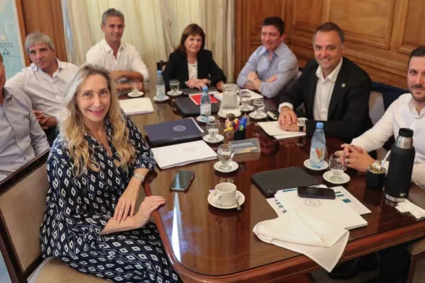 El Gobierno convocó a la mesa política para el jueves y busca ordenar las reformas en el Congreso