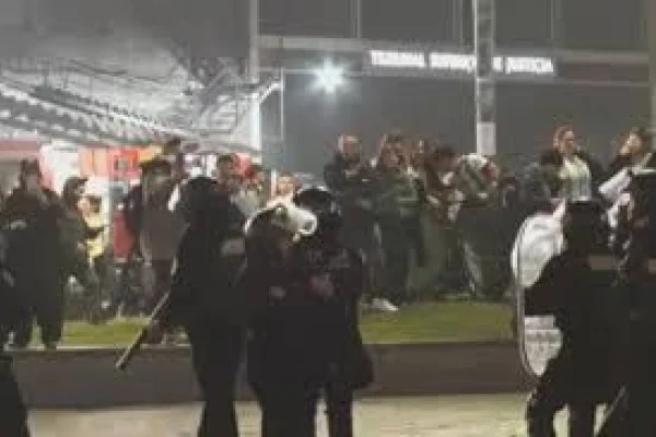 Incidentes y 17 detenidos en el Obelisco durante el banderazo por el Indio