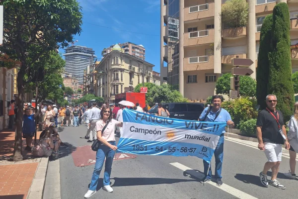Mónaco se tiñó de celeste y blanco: un matrimonio riojano desplegó una bandera de Fangio mientras corre Colapinto