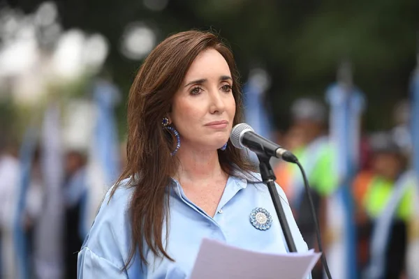 Victoria Villarruel se diferenció de Milei y saludó a los periodistas en su día
