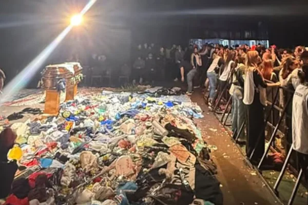 Nancy Dupláa y Pablo Echarri estuvieron en la multitudinaria despedida al Indio Solari
