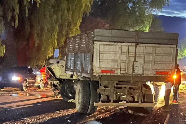 Manejaba ebrio, chocó con un camión y hubo tres heridos