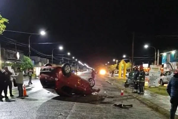 Chepes: perdió el control de su auto, chocó contra un vehículo estacionado y terminó volcando