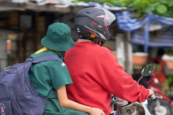¿Desde que edad pueden viajar legalmente los niños en una motocicleta?